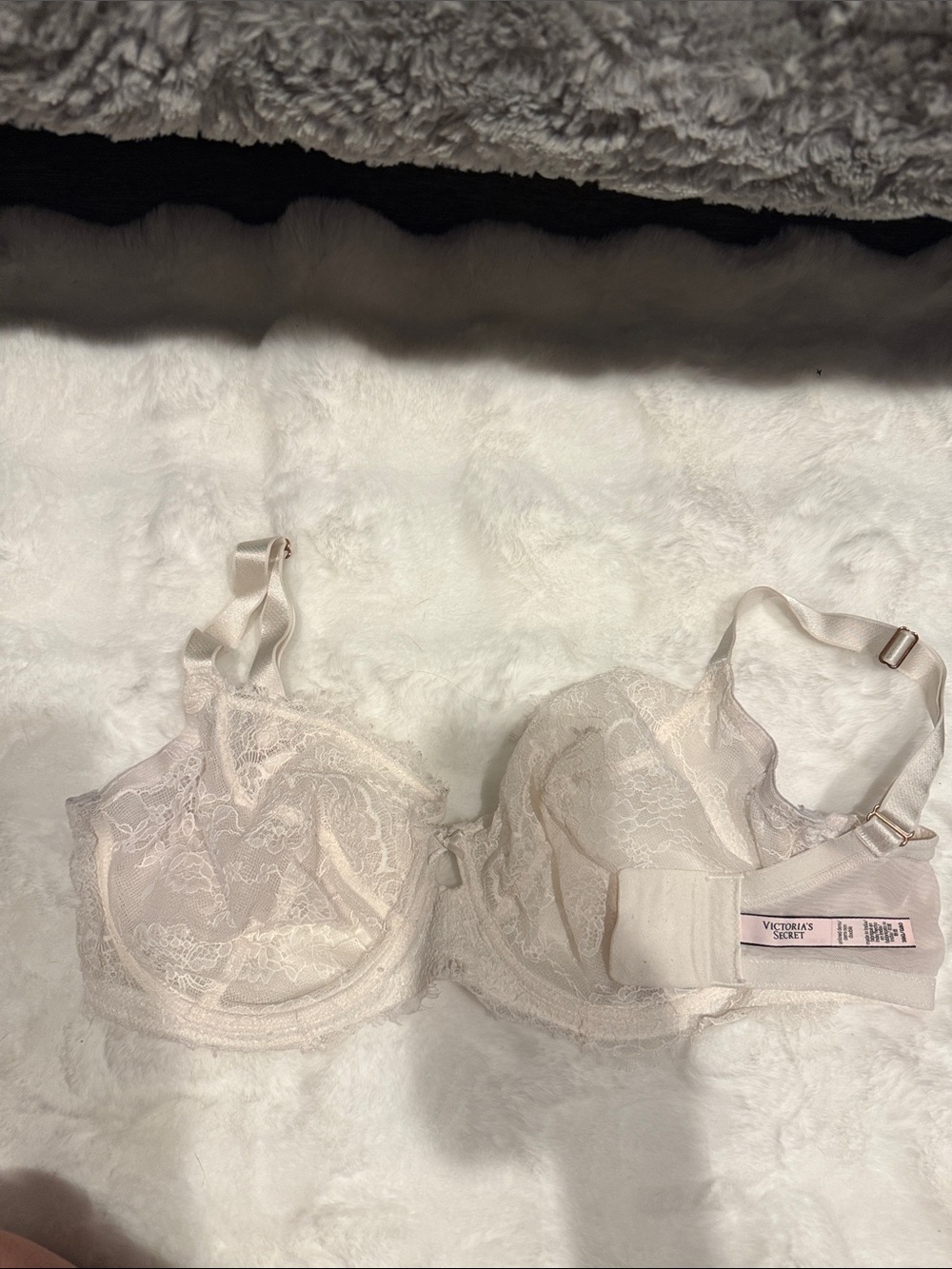 Victoria's Secret Lace Underwire Bra in Pale Cream